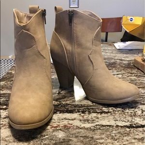 Size 7 taupe booties